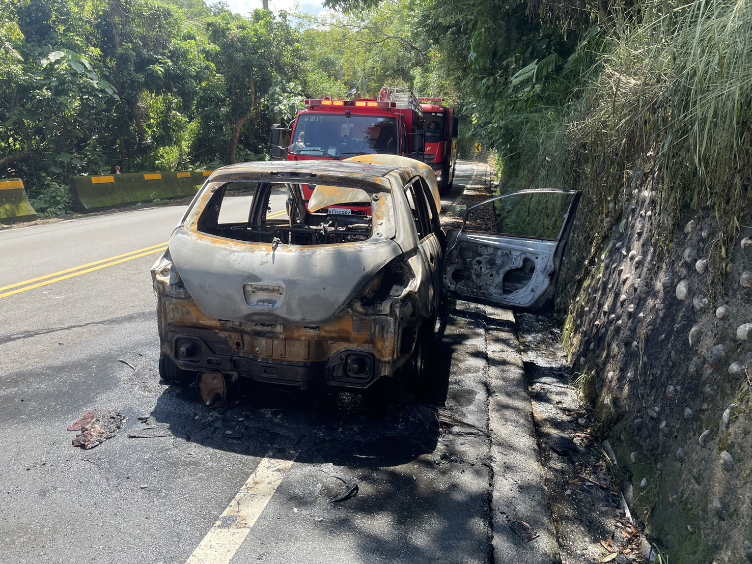 ▲芬園鄉員草路發生一起火燒車事故，駕駛及乘客共3人緊急逃出車外，火勢迅速被撲滅，轎車已被燒成廢鐵，面目全非。（民眾提供）