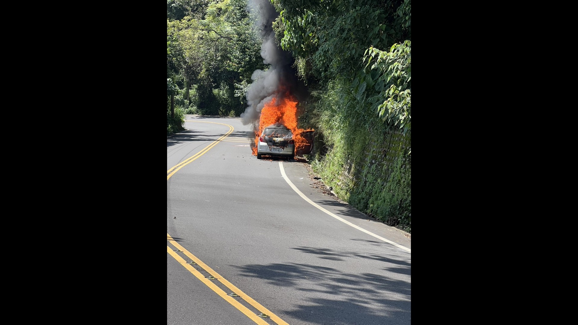 ▲芬園鄉員草路發生一起火燒車事故，駕駛及乘客共3人緊急逃出車外，火勢迅速被撲滅，轎車已被燒成廢鐵，面目全非。（民眾提供）