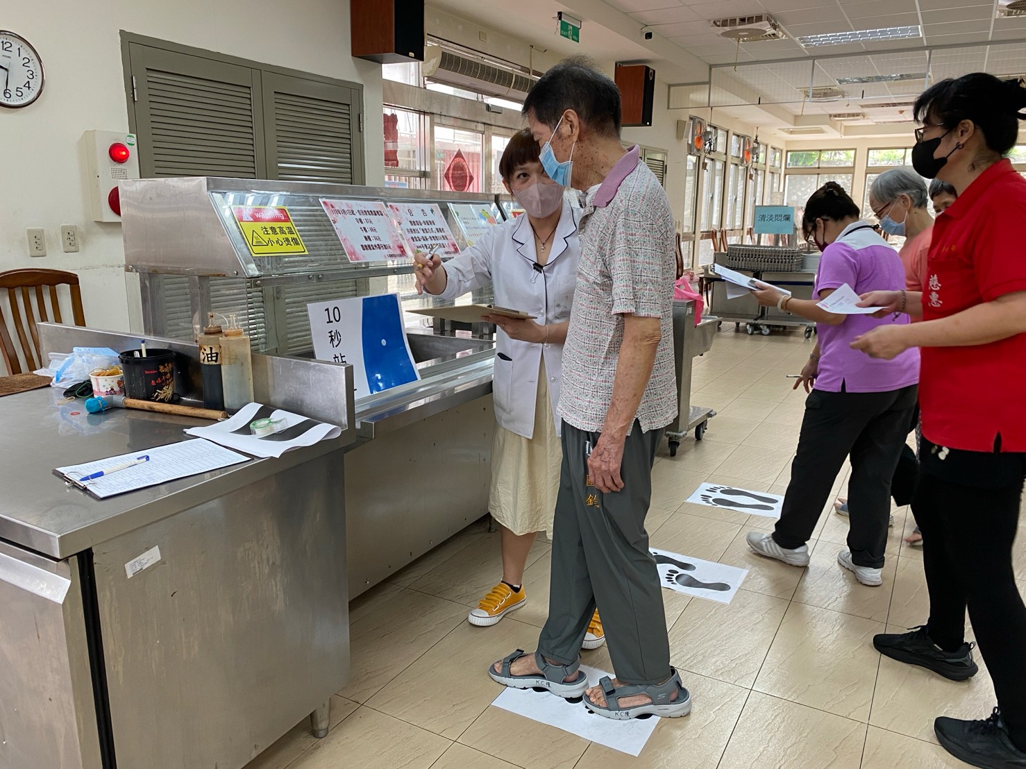 ▲彰化榮家攜手台中榮總埔里分院社區醫學部舉辦健康促進活動專注於平衡訓練，長輩們能在老化過程中維持健康體態。（記者張溎壕攝）