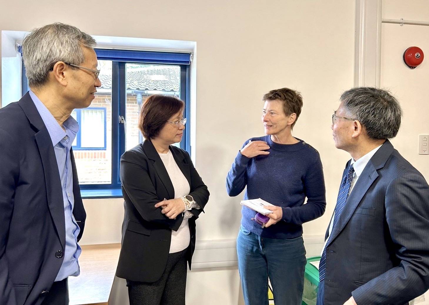 ▲為提升彰化縣公共衛生及癌症防治，縣長王惠美率團參訪英國劍橋大學及阿登布魯克醫院，專注於學習乳癌防治的精準策略。（彰化縣政府提供）