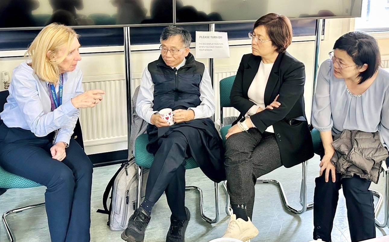 ▲為提升彰化縣公共衛生及癌症防治，縣長王惠美率團參訪英國劍橋大學及阿登布魯克醫院，專注於學習乳癌防治的精準策略。（彰化縣政府提供）