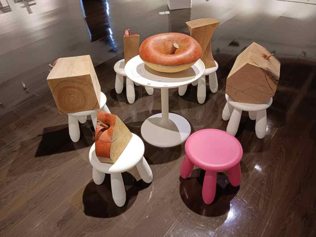 ▲「2024用手去看見世界」台日巡迴展的展覽作品歡迎觀眾觸摸。(記者林明佑翻攝)