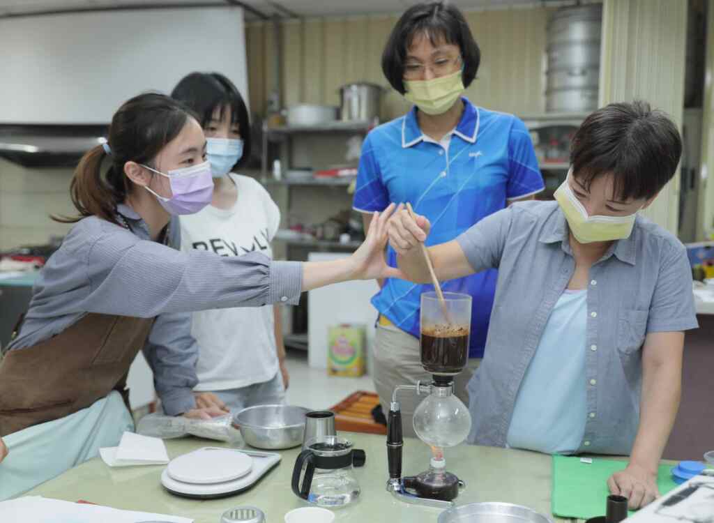 ▲虹吸式咖啡教學職訓課程。(資料照片/中彰投分署提供)