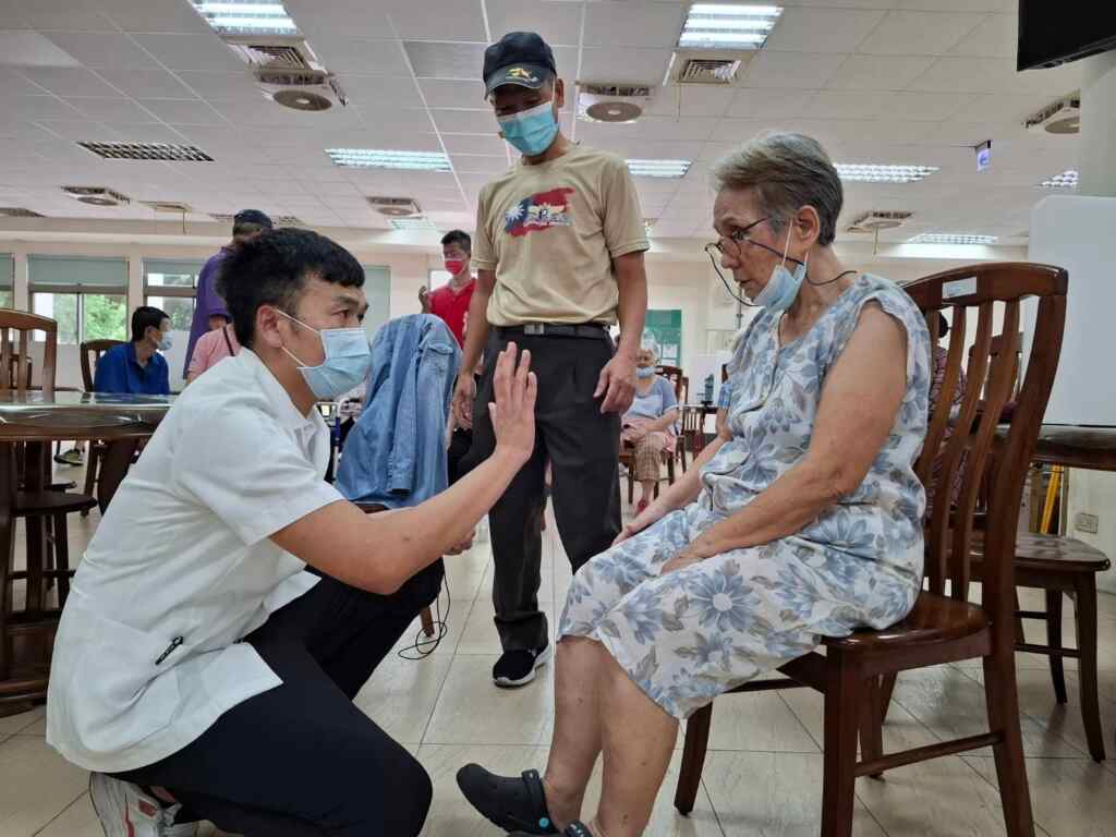 ▲彰化榮家主任蘇再勝表示,台灣社會即將邁入超高齡社會,感謝台中榮總埔里分院規劃的12週延緩失能介入活動,豐富的內容對於長輩預防跌倒及延緩失能有很大的幫助。(記者林明佑翻攝)