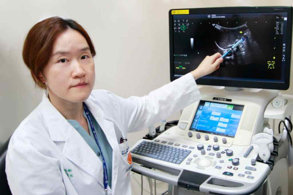 ▲兩週大的新生兒膚色偏黃、大便顏色泛白,前往中國醫藥大學兒童醫院新生兒病房進一步檢查,兒童肝膽腸胃科廖舫敏醫師檢查後發現是「膽道閉鎖症」,兒童外科主任曾采藝醫師為兩個月大的欣欣執行葛西手術,成功解決膽道閉鎖的問題。(中醫大附醫提供)