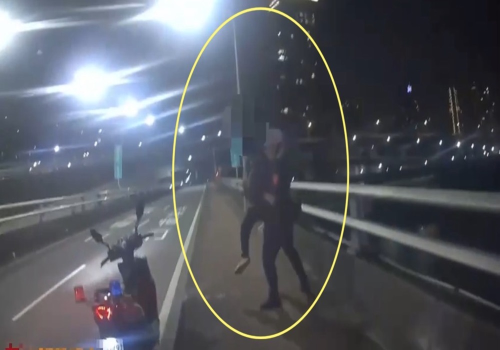 男子酒後獨坐臺北橋欄杆 三重警飛撲上前環抱神救援 225 248240924a14