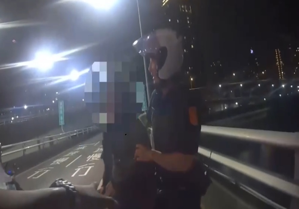 男子酒後獨坐臺北橋欄杆 三重警飛撲上前環抱神救援 226 248240924a15