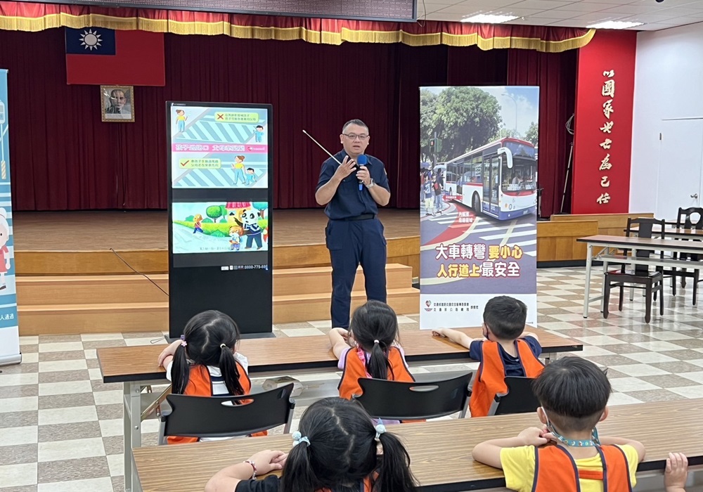 萌娃參觀警局好興奮 海山警宣導正確觀念從小紮根 209 248240924a17