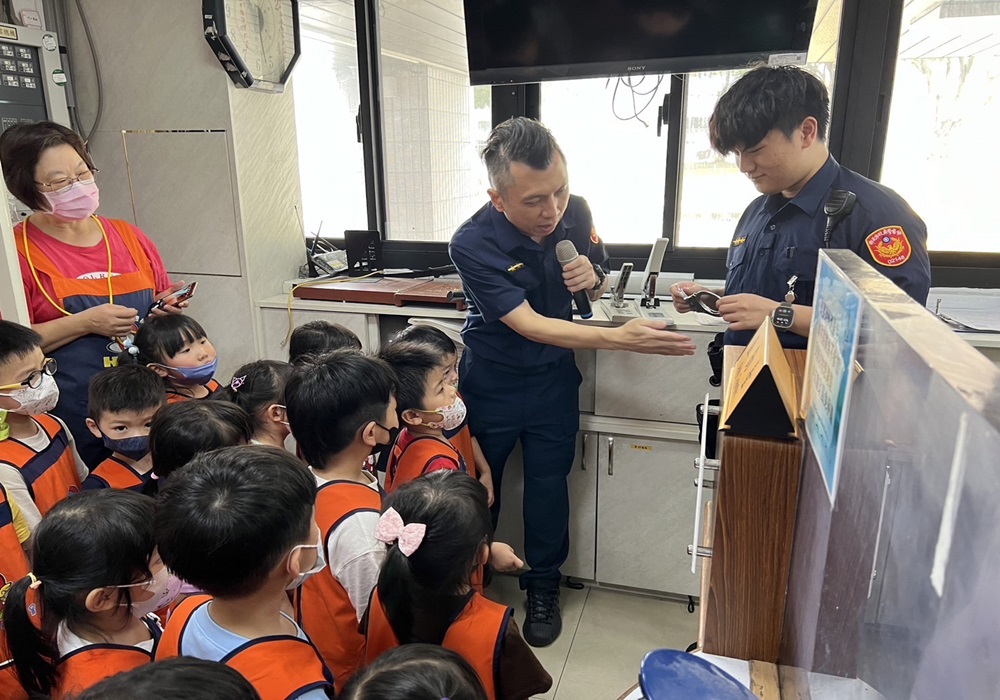 萌娃參觀警局好興奮 海山警宣導正確觀念從小紮根 210 248240924a18