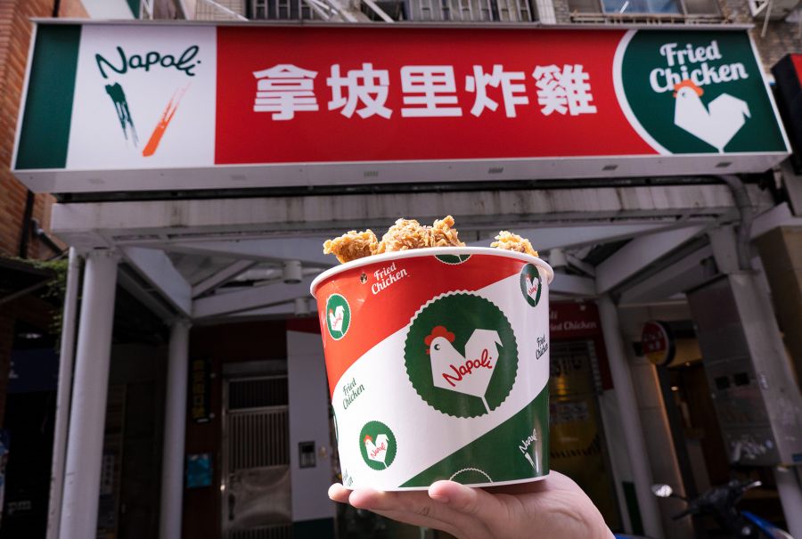 《拿坡里炸雞專賣店》教師節特惠:買酷樂雞腿桶買一桶送一斤!