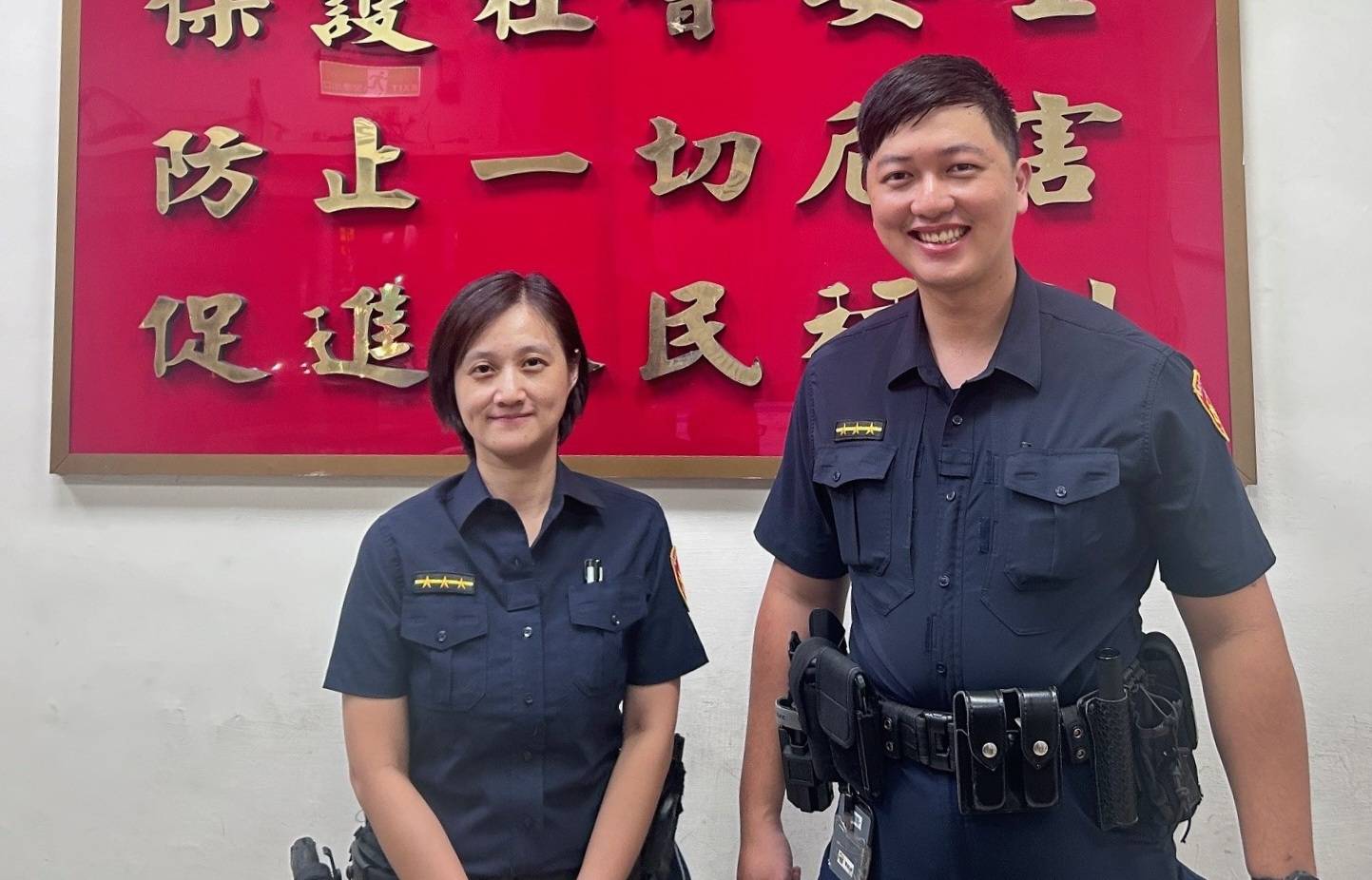 延平派出所警員黃沛琳(左)、張銘峰(右)呼籲民眾,生命無價,輕生並不能解決問題。(記者 黃荷琇翻攝)