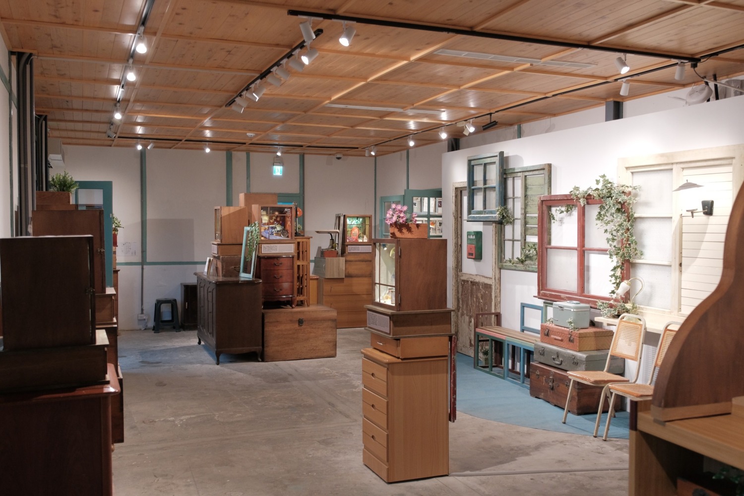 以藝術家的故事箱為展場開篇,引領觀眾踏入充滿創作與記憶交織的場域。(照片/北投中心新村提供)