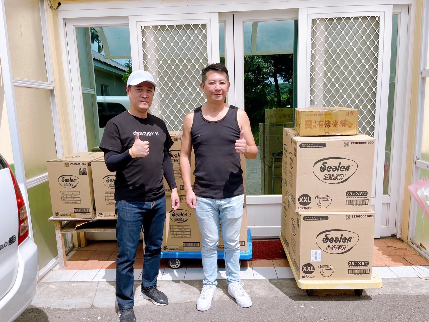 21世紀不動產中壢環西加盟店與阡鋒科技於9月4日聯合向楊梅育德育幼院捐贈物資，展現企業對弱勢兒童的關懷。（圖/記者林照東翻攝）