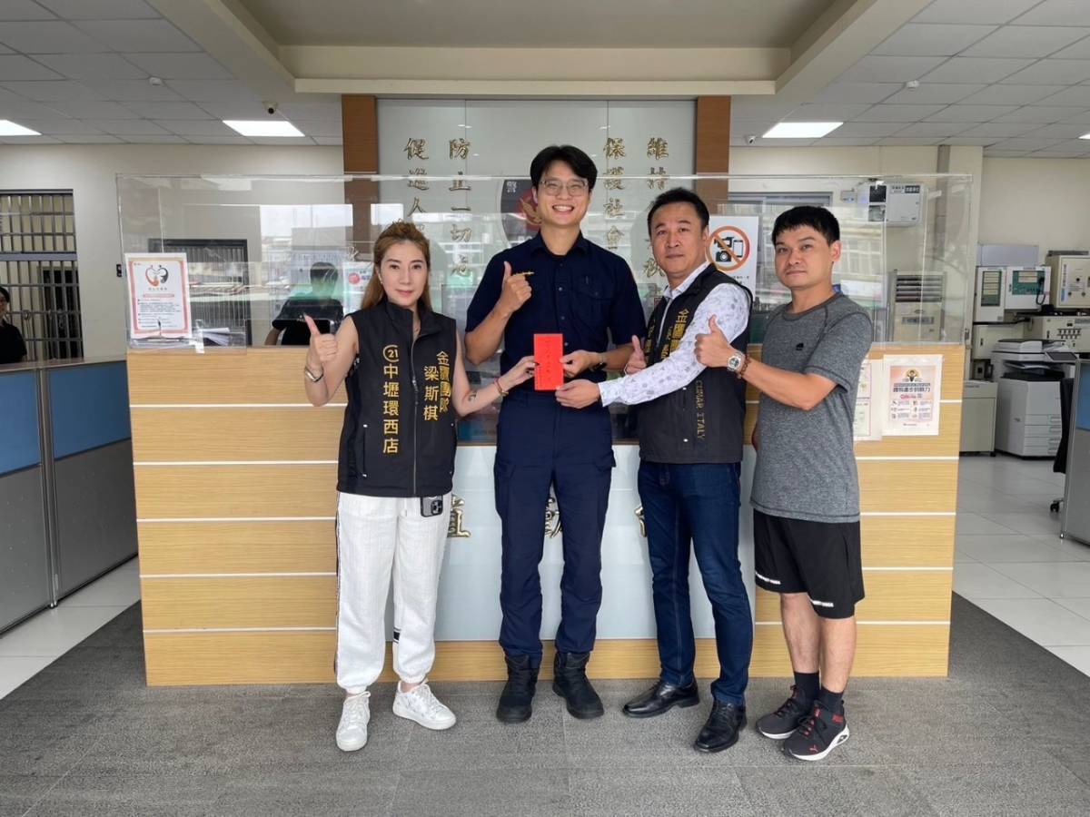 21世紀不動產中壢環西加盟店總經理吳春成，特到興國派出所頒發獎學金，祝賀洪姓警員高中113年度行政人員三等特考通過。（圖/記者林照東翻攝）