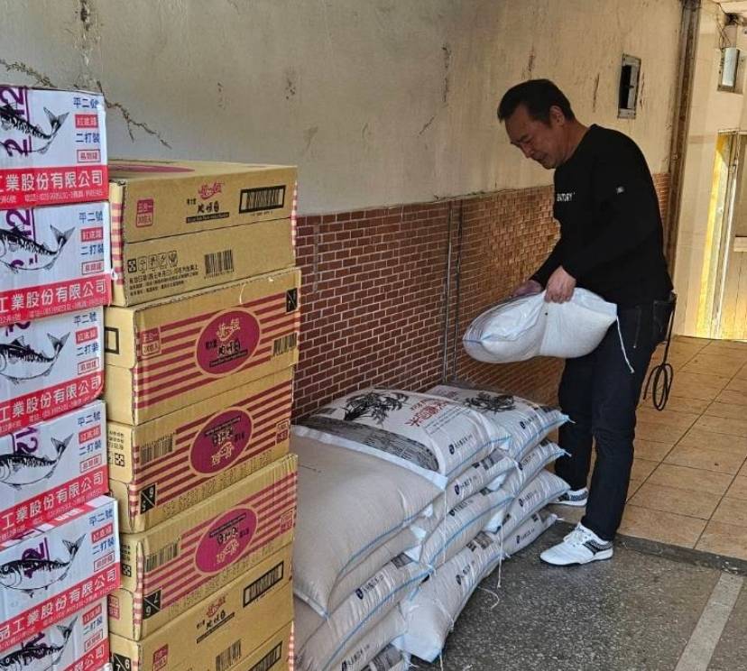 21世紀不動產中壢環西加盟店總經理吳春成親自將物資搬至學校。（圖/記者 林照東翻攝）