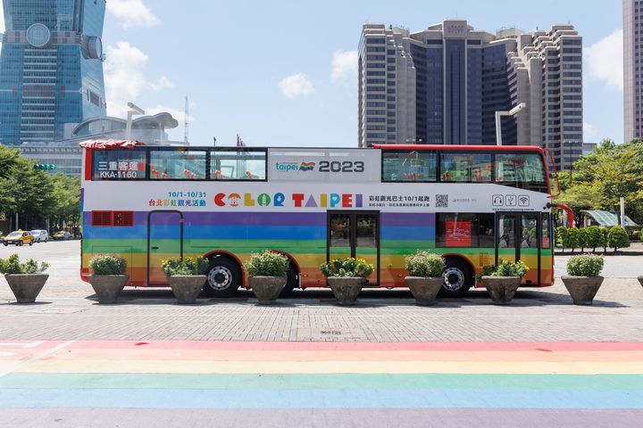 「2024 Color Taipei」系列活動10月開跑囉!(圖為2023彩虹觀巴資料照) 圖:臺北市政府觀光傳播局/提供