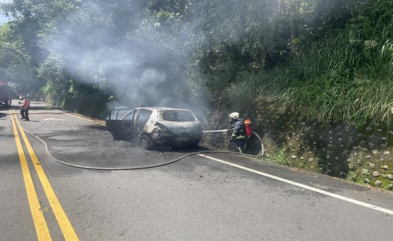 驚險時刻!芬園員草路火燒車駕駛乘客三人逃生 轎車燒成廢鐵