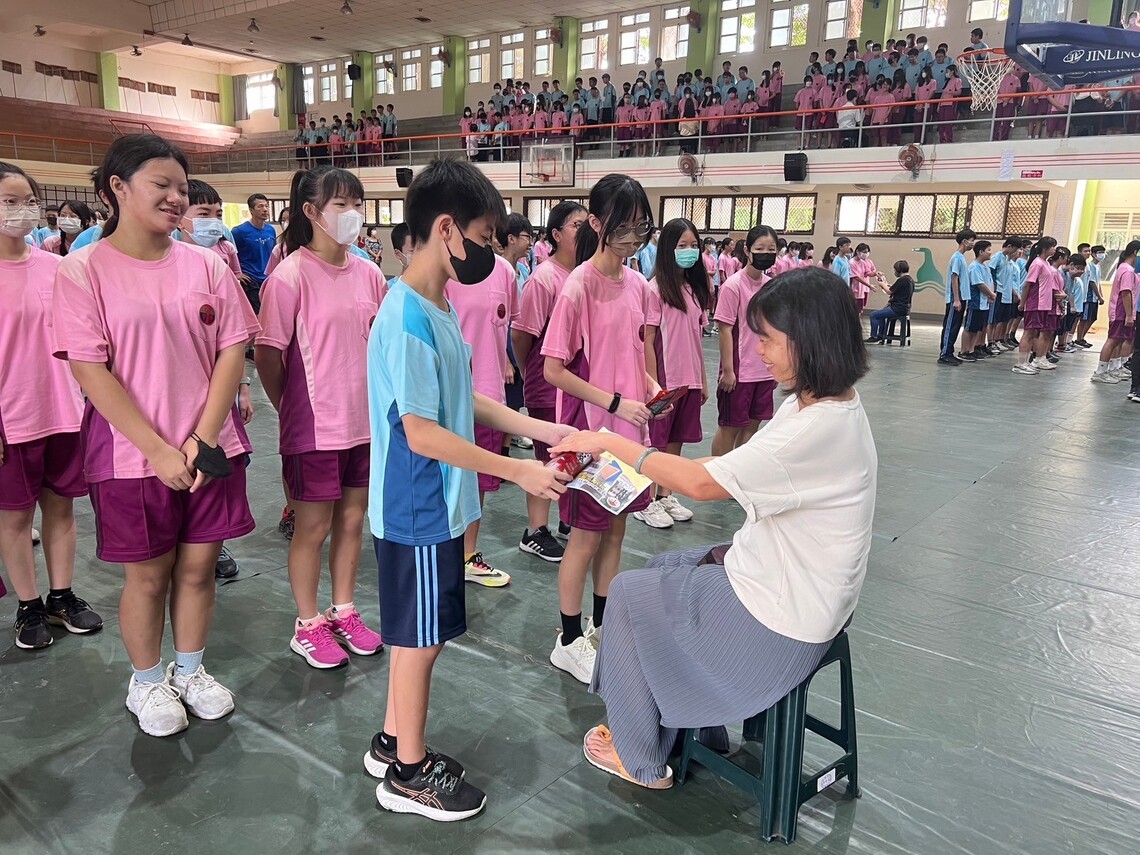 漾新聞|梓官國中循古禮獻茶水「束脩」敬師 體驗有禮尊師的教師節