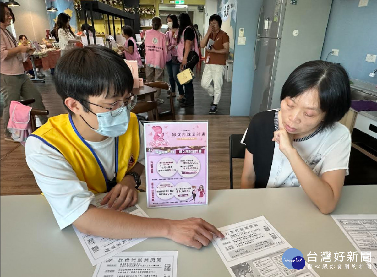 玉井就業服務台就服員陳宗仁(左)跟婦女解說再就業方案