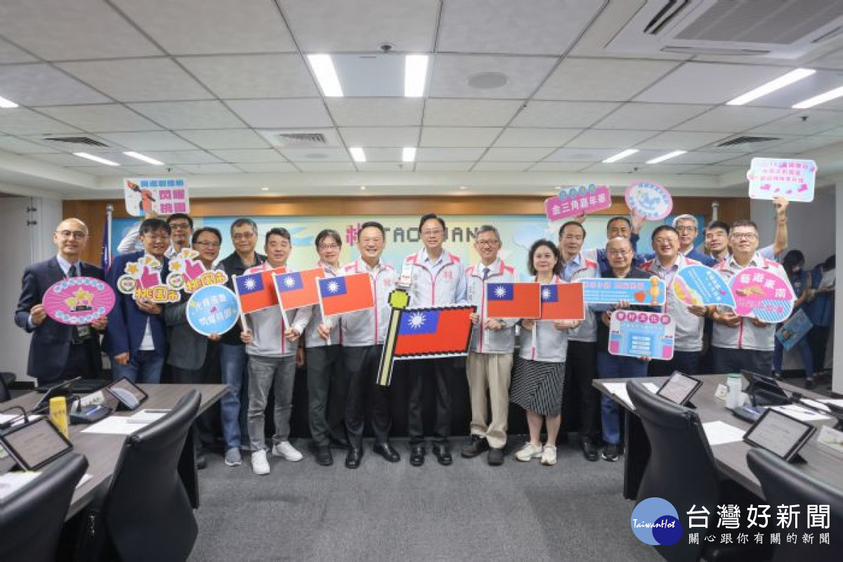 張市長及市府團隊持國慶月系列活動手拿板合影。