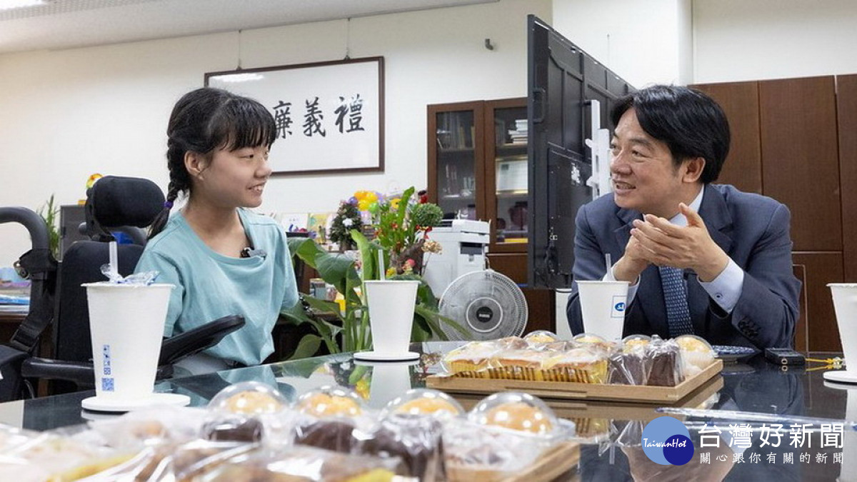 ▲賴清德探訪教育獎得主徐又立。
