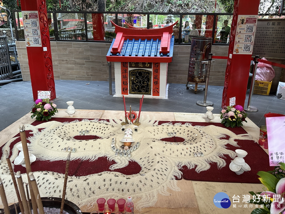 重整修後的石龍宮舉辦法會，土地公廟也重新上漆。（記者扶小萍攝）
