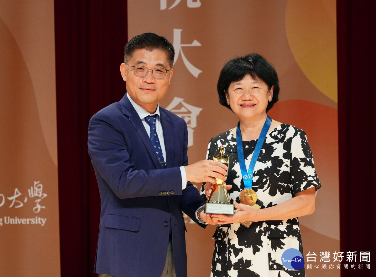 沈孟儒校長頒獎表揚 113 年師鐸獎得主行醫所郭乃文教授（右)