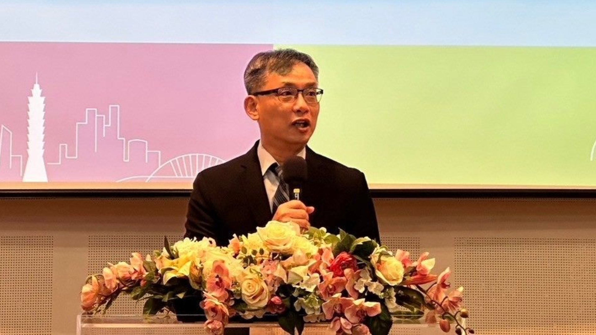 台北市政府25日發布人事任命,原副秘書長張溫德(圖)升任副市長。台北市政府提供