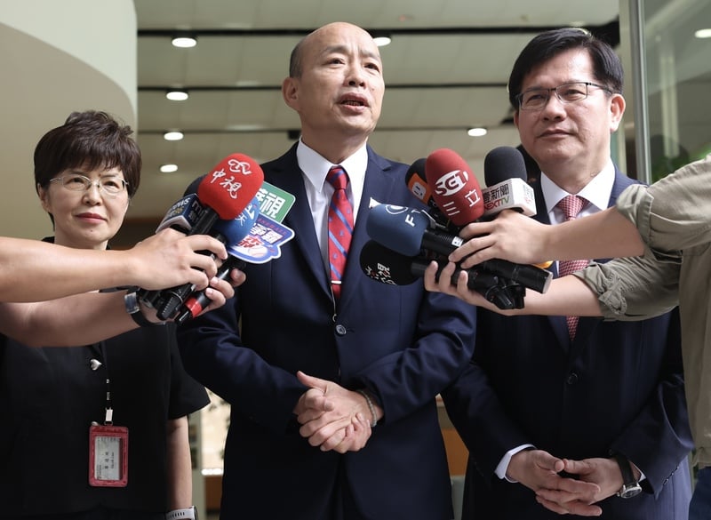 台灣民主基金會董事會25日通過執行長由代理執行長廖達琪(左)出任,會後董事長兼立法院長韓國瑜(中)與外交部長林佳龍(右)受訪說明。中央社