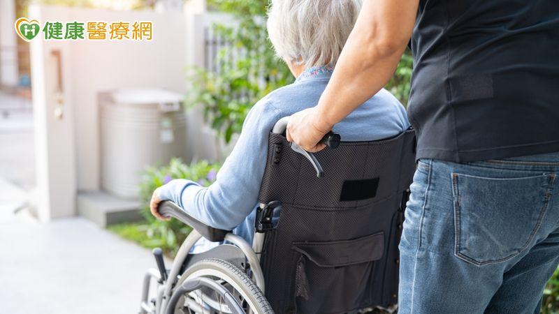 八旬嬤退化性關節炎走不了! 「羅沙機械手臂」換人工關節助一臂之力
