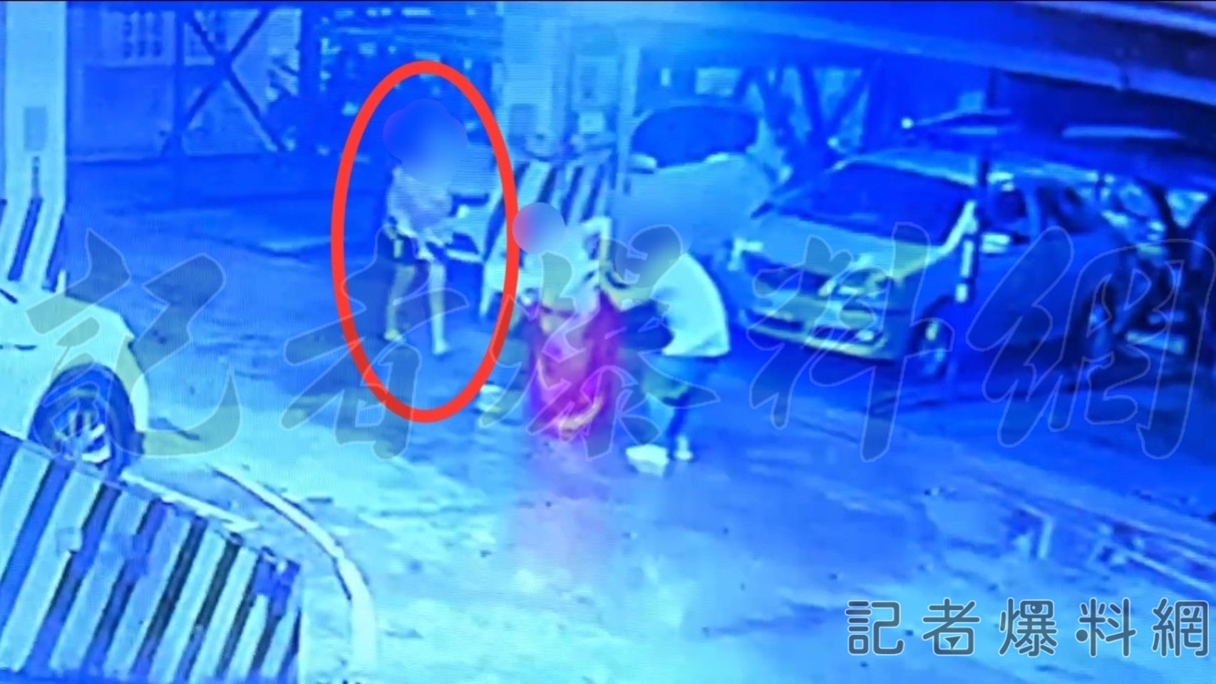 ▲陳女抱著大女兒下樓關心母親摔車傷勢,當時小女兒可能已經在家身亡。(圖/記者金東天翻攝)