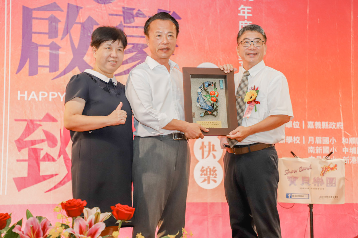 ▲師鐸獎得主為永慶高中郭春松校長(右)接受翁章梁縣長(中)及教育處李美華處長(左)表揚並分享。(圖/嘉義縣政府提供)