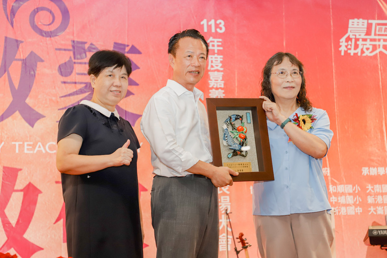 ▲師鐸獎得主黃明真老師（右）接受翁章梁縣長（中）及教育處李美華處長（左）表揚並分享。（圖/嘉義縣政府提供）