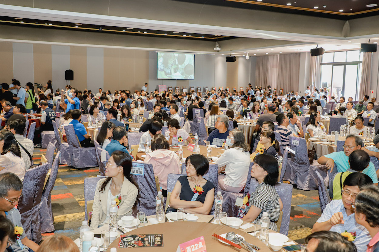 ▲嘉義縣優秀教師們齊聚一堂接受表揚。（圖/嘉義縣政府提供）