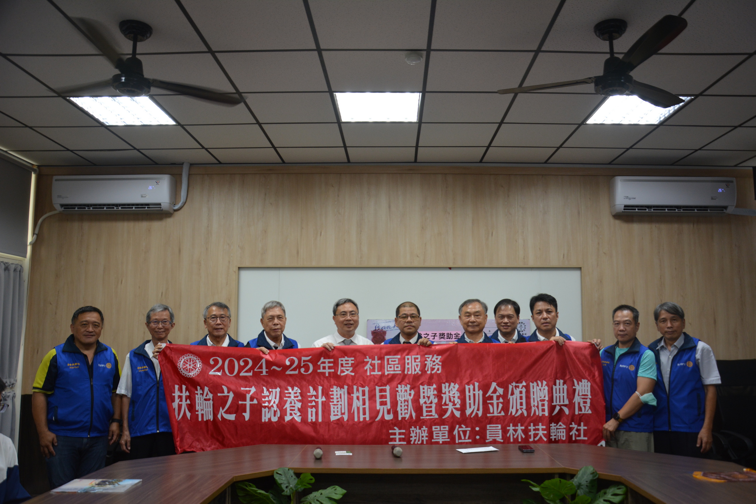 ▲員林扶輪社在員林崇實高工舉辦「扶輪之子獎助金」頒贈儀式，員林崇實高工校長陳威男代表學生接受獎助金。（員林崇實高工提供）