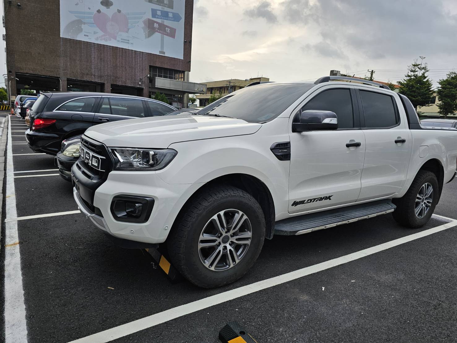 ▲彰化監理站在停車場發現2輛客貨車同款式、同車色且相同車牌,監理站巡檢人員發現報警逮人。(彰化監理站提供)