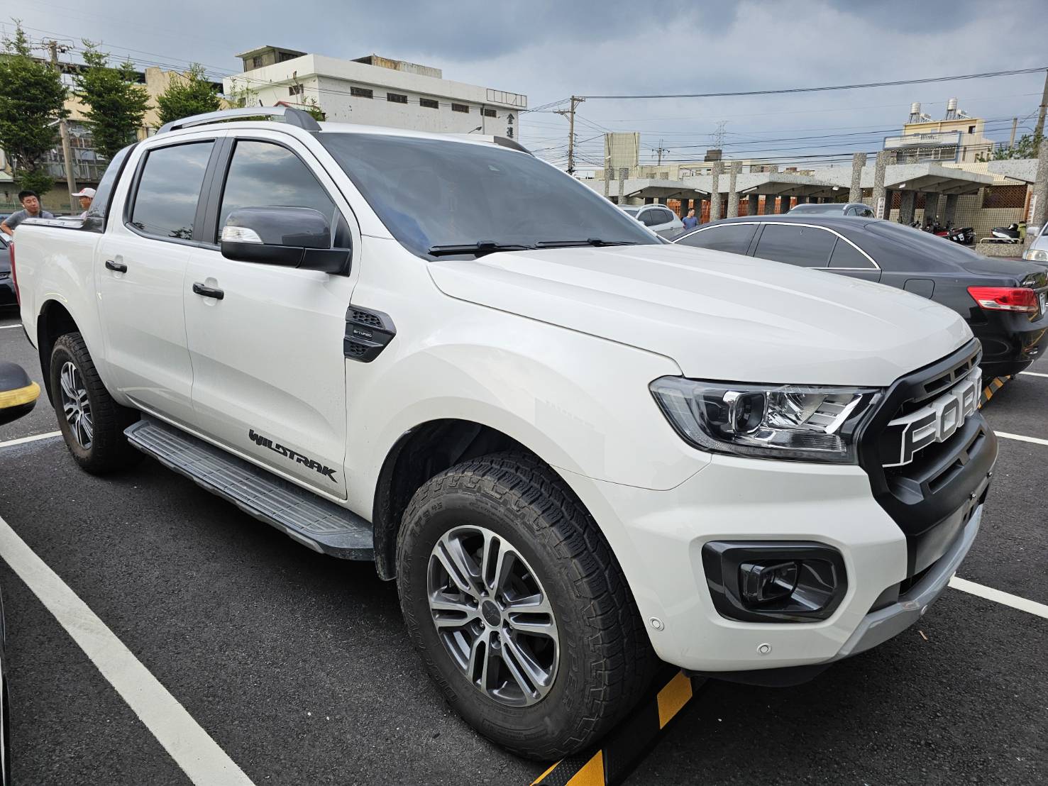 ▲彰化監理站在停車場發現2輛客貨車同款式、同車色且相同車牌，監理站巡檢人員發現報警逮人。（彰化監理站提供）