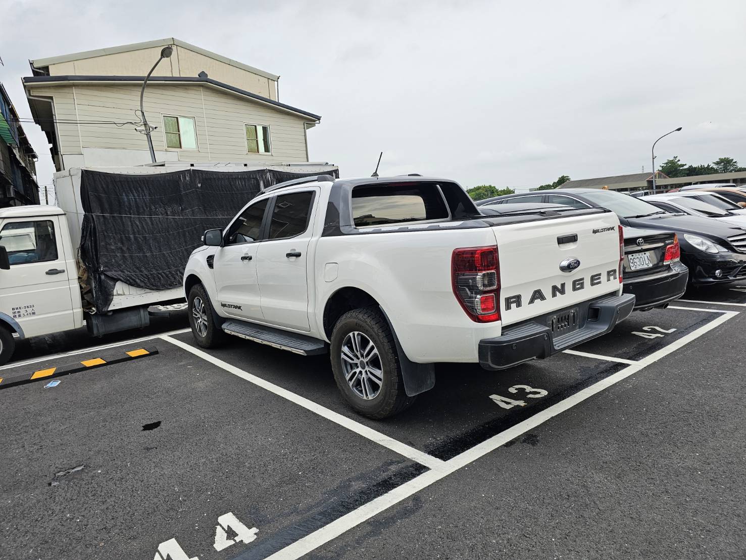 ▲彰化監理站在停車場發現2輛客貨車同款式、同車色且相同車牌，監理站巡檢人員發現報警逮人。（彰化監理站提供）