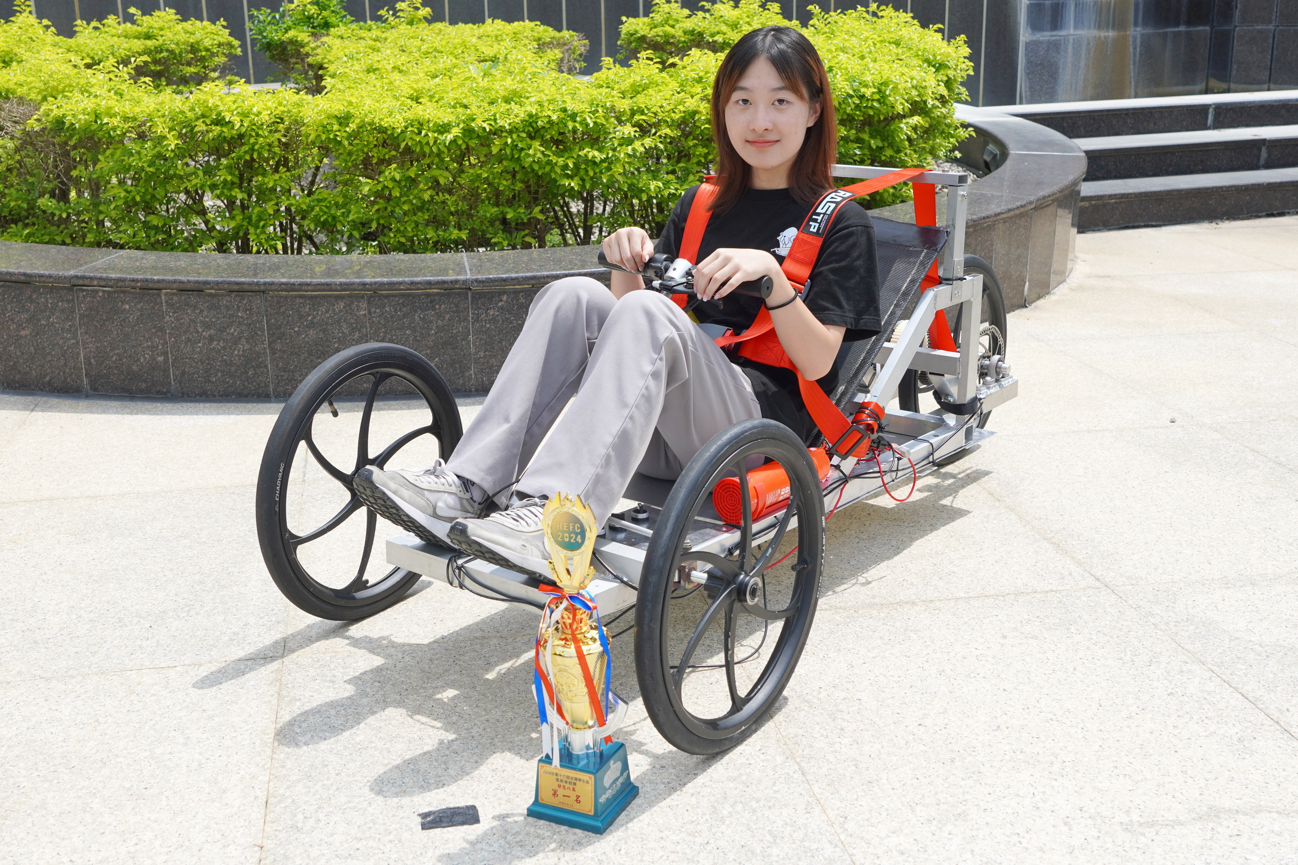 ▲大葉大學機械系郭彥妤同學擔任車手。(大葉大學提供)