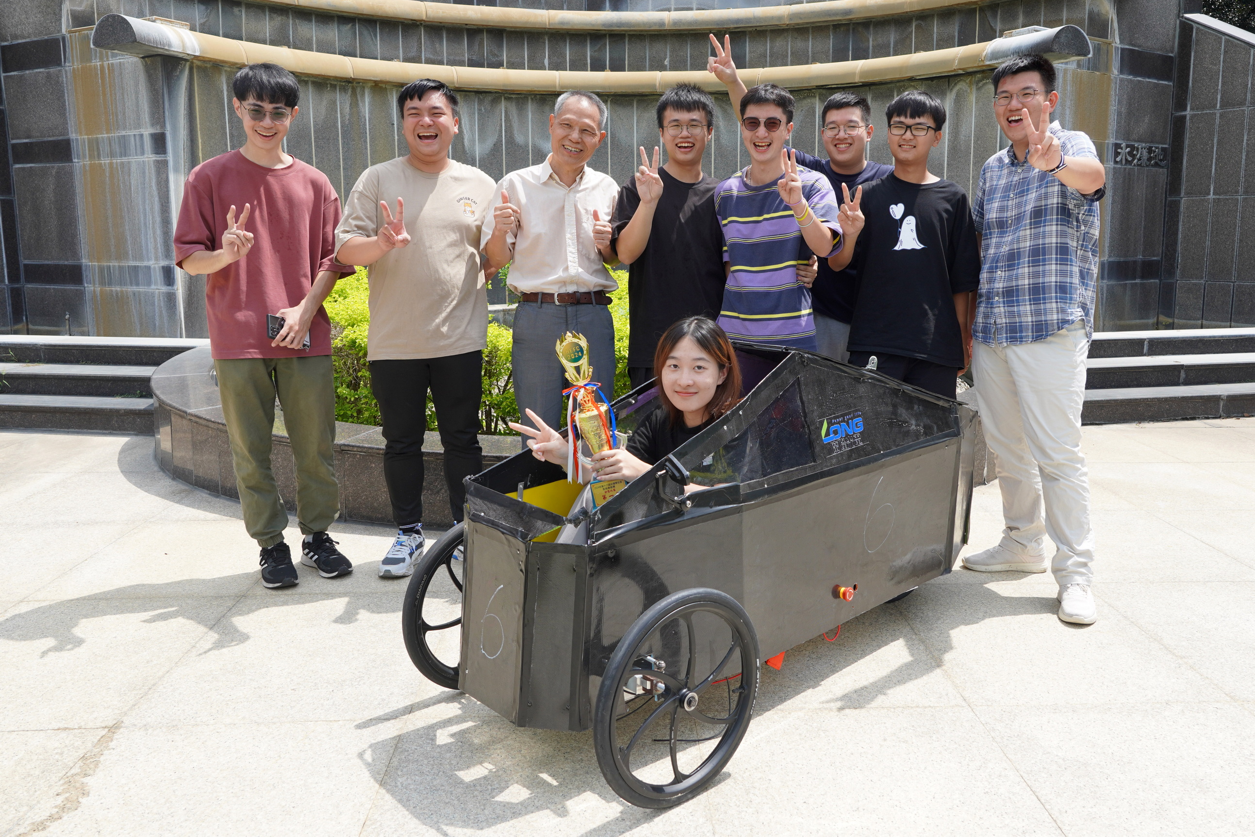 ▲大葉大學機械系陳昭雄主任(後排左三)指導。（大葉大學提供）
