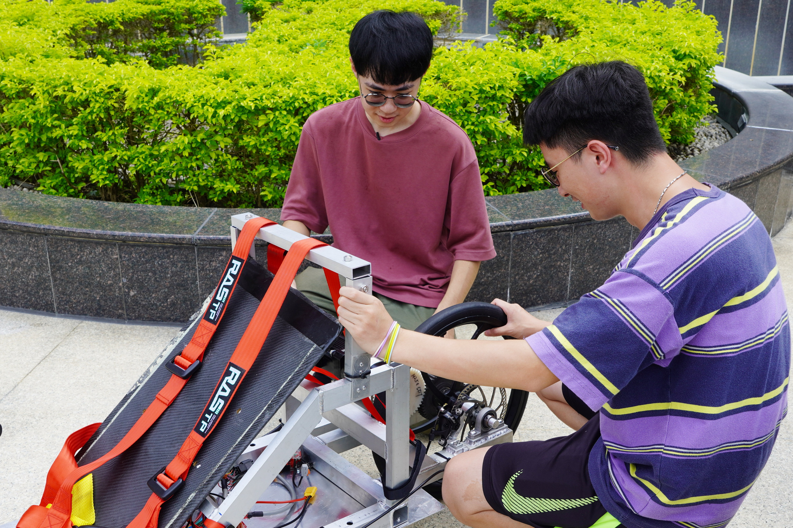 ▲大葉大學機械系調整氫能車。（大葉大學提供）