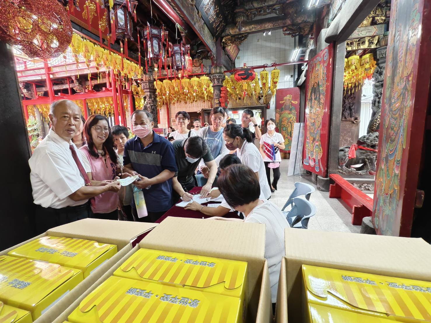 ▲員林福寧宮頒發113年度上學期5鄉市31所國中小學1561位學名品學兼優經濟弱勢學童獎助學金。（記者張溎壕攝）
