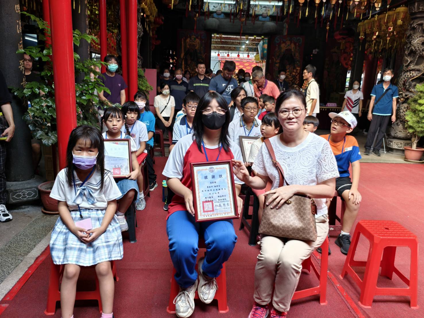 ▲員林福寧宮頒發113年度上學期5鄉市31所國中小學1561位學名品學兼優經濟弱勢學童獎助學金。（記者張溎壕攝）