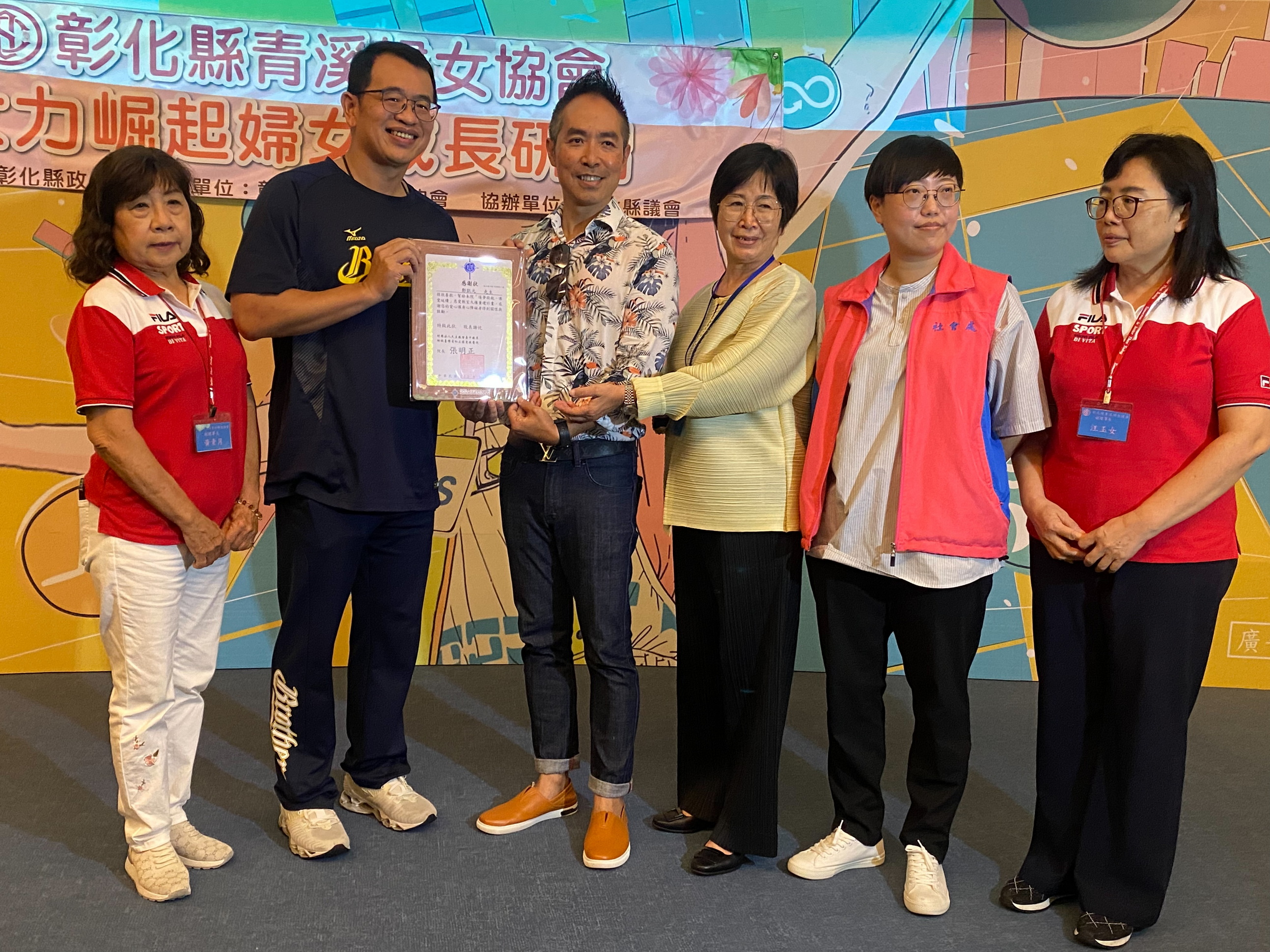 ▲彰化縣青溪婦女協會舉辦「手機拍攝技巧與宣傳應用 創造彩色女力」講座,講師鄭凱元慷慨捐鐘點費助慈愛教養院。(記者張溎壕攝)
