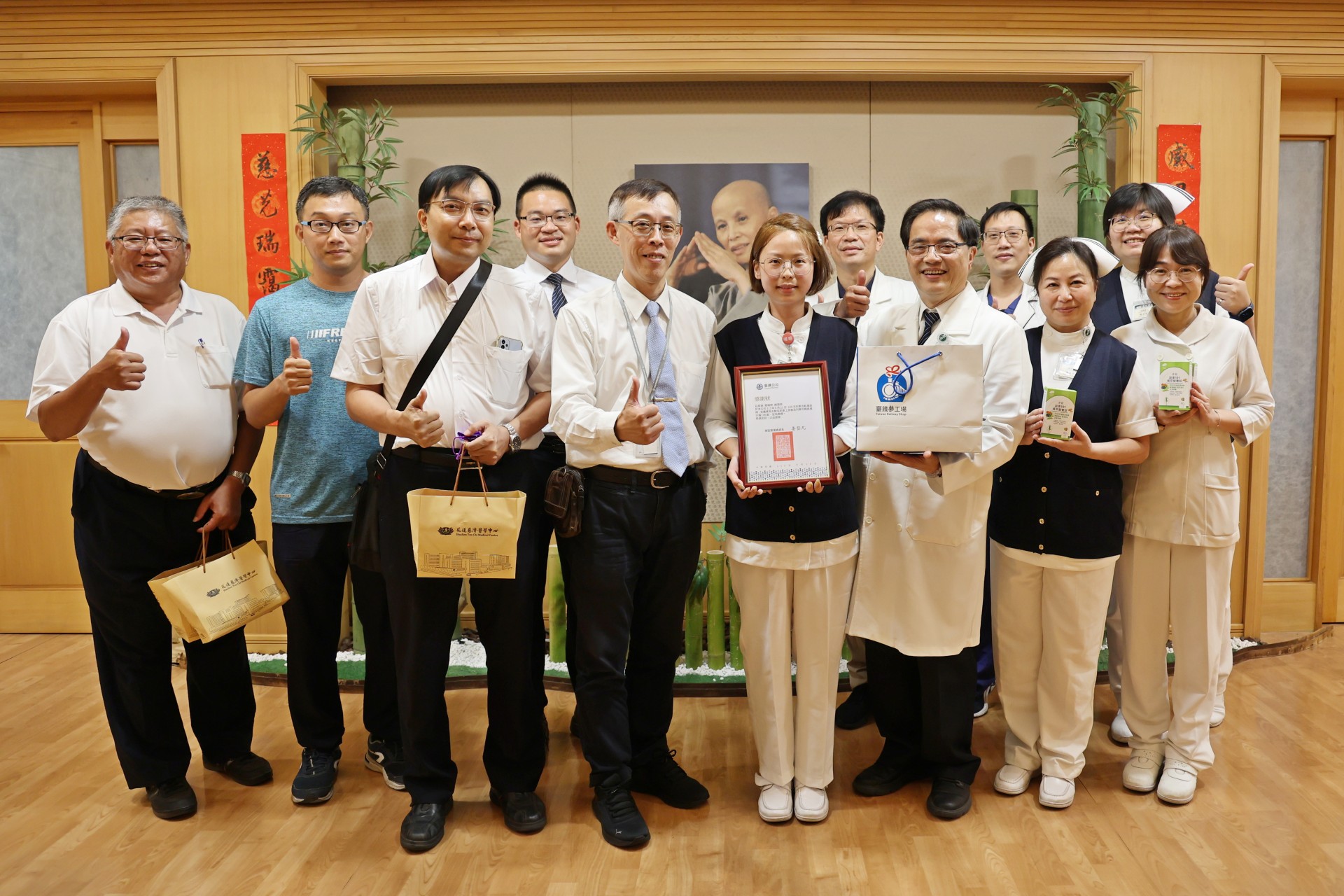 東區營運處副處長兼任花蓮運務段段長許民杰(左五),9月23日下午與吳陳述平主任(左一)、陳俊良(左三)等人到花蓮慈院道感恩。