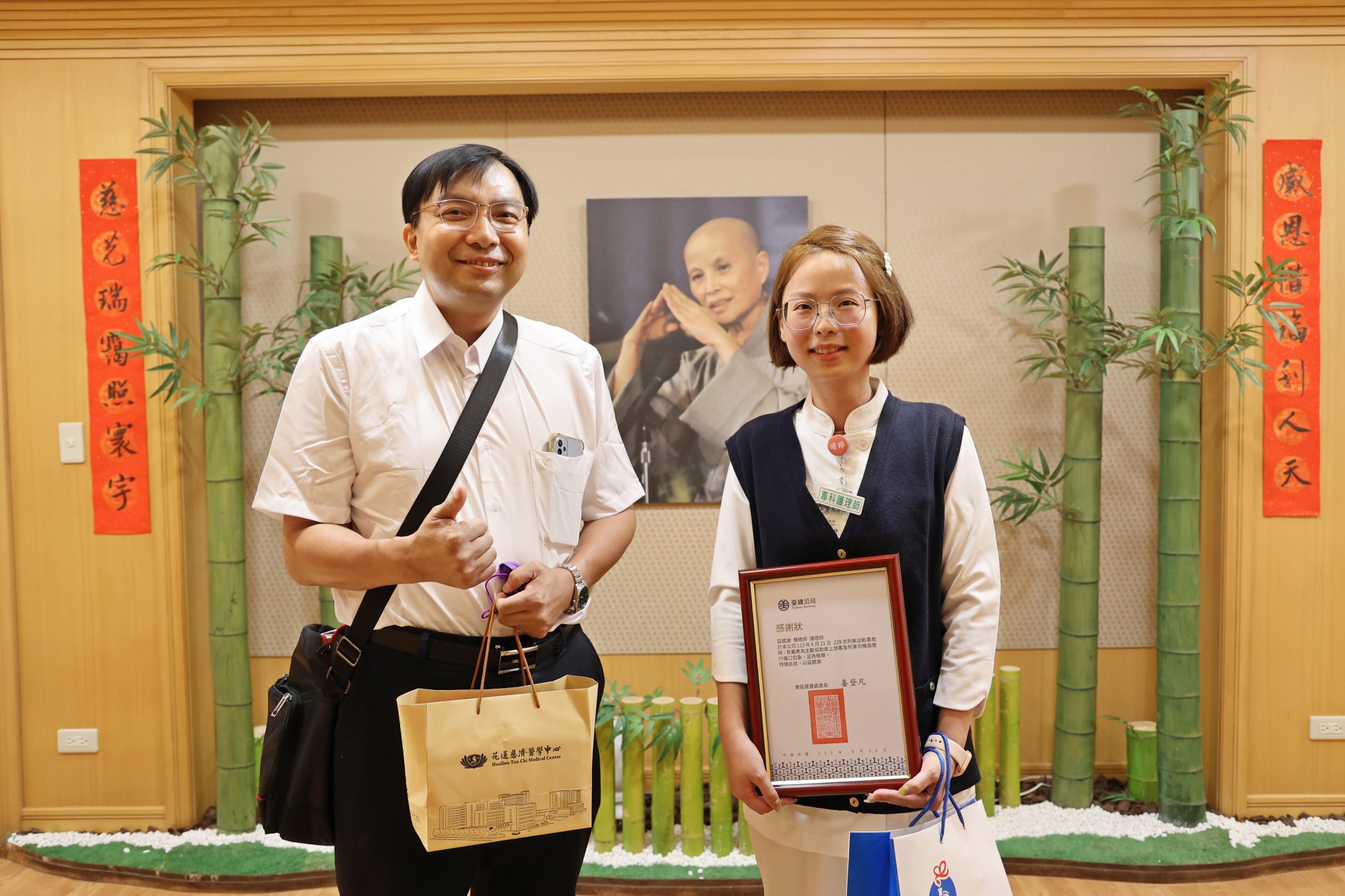 花蓮慈濟醫院專師簡曉婷(右)說,看到臺鐵司機員陳俊良(左)恢復的這麼好,為他感到開心,希望之後還可以坐到他開的火車。