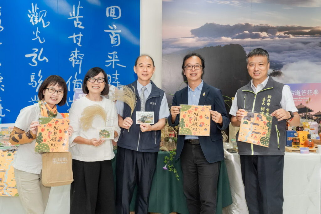 交通部觀光署主秘方正光（中）與業者合影。