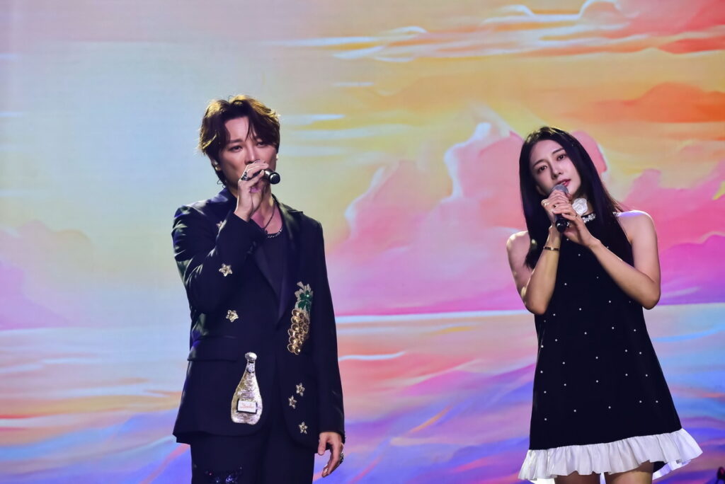 《於是我醒來》邀來金曲製作人阿沁詞曲創作、並且獻聲演唱。崔呈媛笑說,阿沁哥化妝之後很像韓國歐爸偶像。