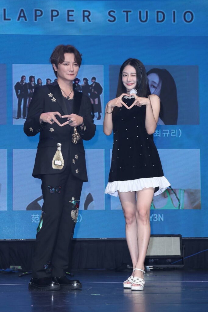 《於是我醒來》邀來金曲製作人阿沁詞曲創作、並且獻聲演唱。崔呈媛笑說,阿沁哥化妝之後很像韓國歐爸偶像。