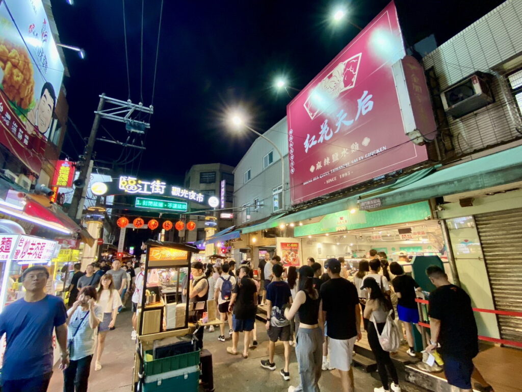 為鼓勵民眾藉由消費認識臨江觀光商圈優質店家,主辦單位推出「將將好龍厚禮」